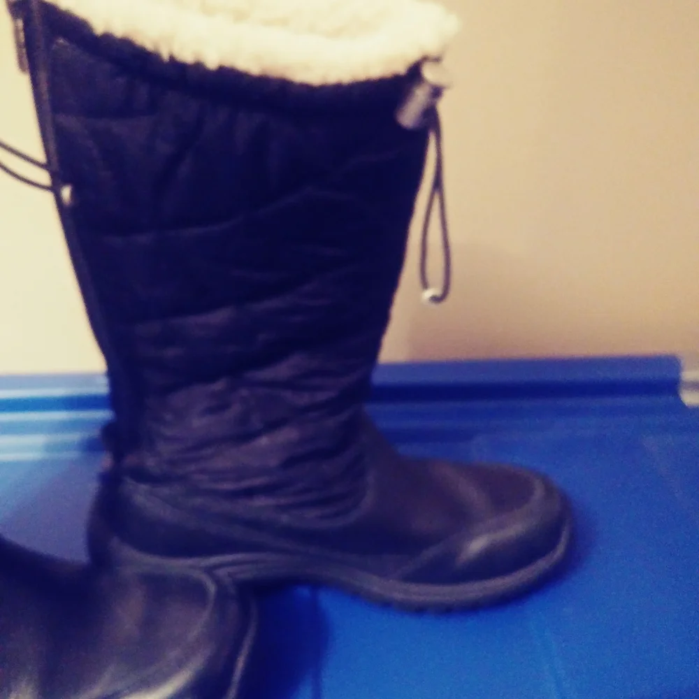 UGG Winter Boots - Size 5 Black - Picture 4 of 12